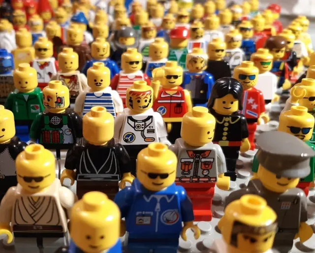 Lego Minifigures: 24 Personaggi E 60 Accessori Misti