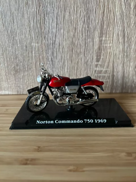 Atlas Editions 1/24 Scale 4 658 103 - 1969 Norton Commando 750 Motorbike - Red