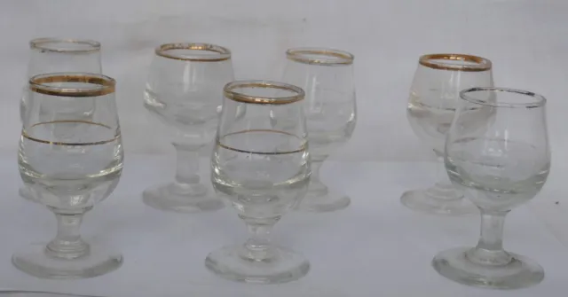 7 VERRES à LIQUEUR de BISTROT,  ANCIENS,  sur PIED,  Forme ronde