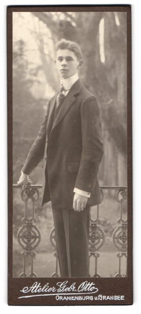 Fotografie Atelier Gebr. Otto, Oranienburg, Junger Mann im Sonntagsanzug