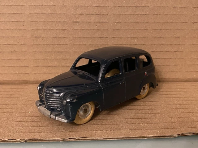 Sold at Auction: CIJ CAMION RENAULT PLATEAU, MOTEUR MÉCANIQUE, EN TÔLE ROUGE ET NOIR, LG. 45CM, TRÈS BEL ÉTAT