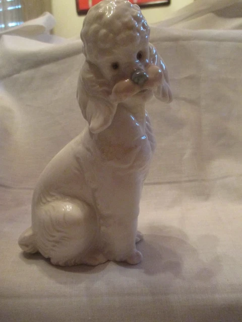NAO Lladro DAISA LARGE WHITE POODLE    1985  RETIRED