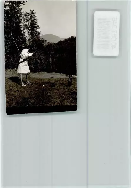 40087046 - 7570 Baden-Baden Frau schlaegt den Golfball Golf / Minigolf