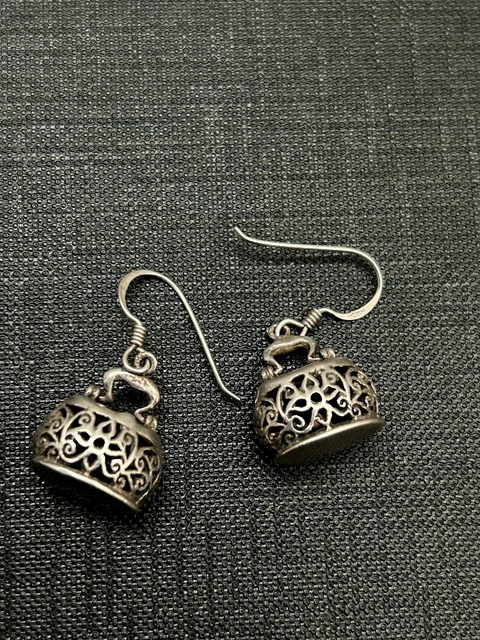 Paire de boucles d'oreilles, araignées, en argent massif