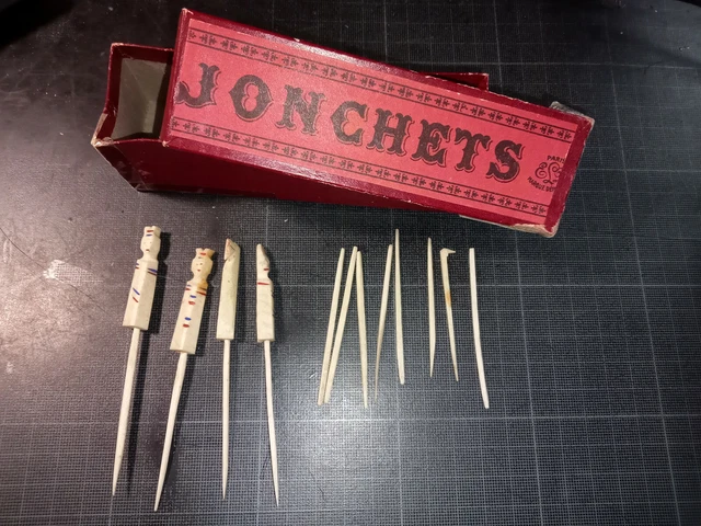 Jeu Ancien De Jonchets XIXe – 2 Pièces En Os : Le Roi Et Le Cheval