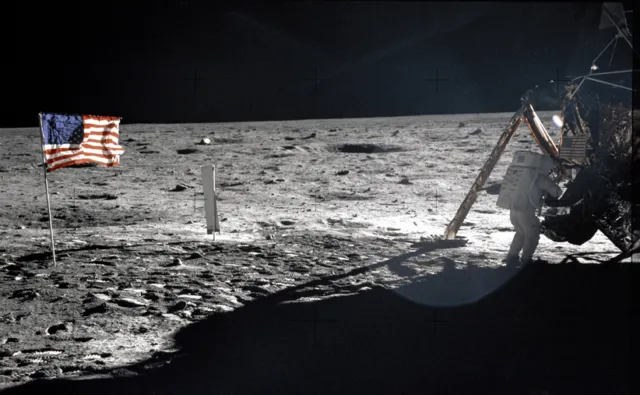 Photo Nasa Apollo 11 Neil Armstrong sur la Lune 1969 drapeau des Etats-Unis