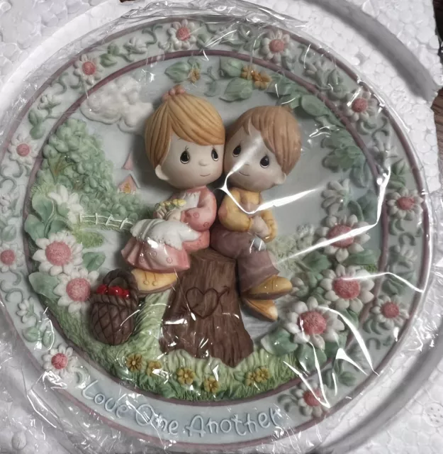 Precious Moments Boy & Girl on Stump Sculpted Plate Love One Another 186406 NIB