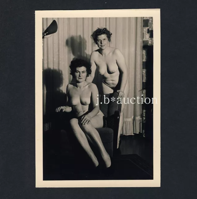 NUDE GIRL FRIENDS POSING / NACKTE FREUNDINNEN AKT * Vintage 50s Photo