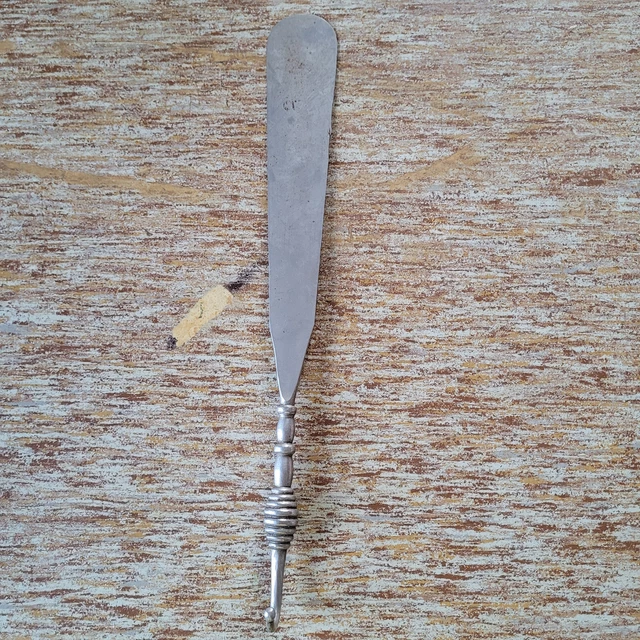 Pfannenwender und alte Schneiderschere