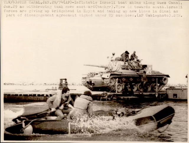 LG972 1974 AP Wire Photo INFLATABLE ISRAELI BOAT ON SUEZ CANAL WITHDRAWING TANK