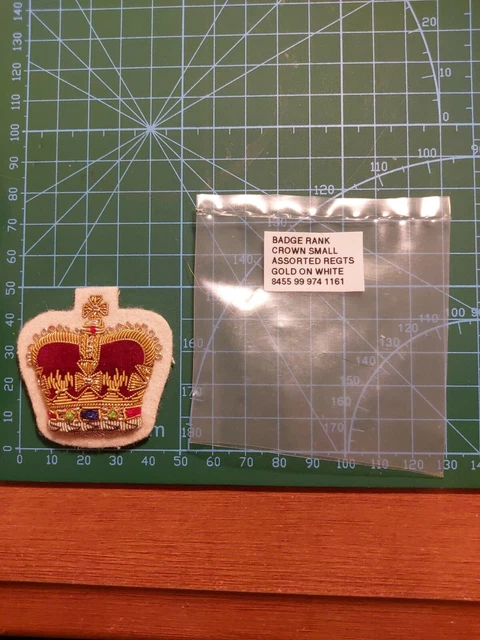 Insegne Grado Militare Britannico &ndash; Corone Reali Con Cuscinetto Rosso E Fermagli &ndash; British Army