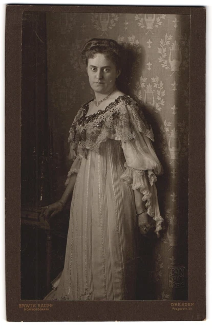 Fotografie Erwin Raupp, Dresden, Pragerstr. 30, Dame im dünnen Jugendstilkleid