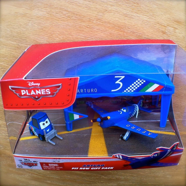 DISNEY PLANES ARTURO PIT ROW GIFT PACK with PITTY tent & flag