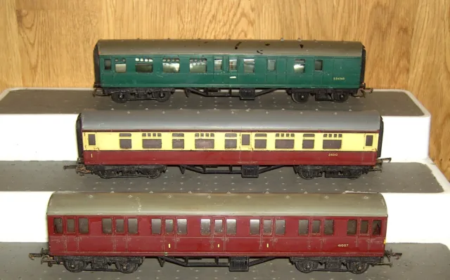 Three Triang Hornby 'Oo'  Coaches - Green - Red - Red & Cream L641~