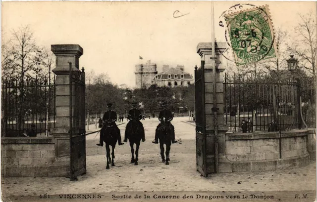 CPA VINCENNES - Sortie de la Caserne des Dragons vers le Donjon (519492)