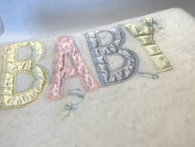 Manta para bebé Quiltex de colección pastel de acrílico diseño BEBÉ blanca con borde satinado
