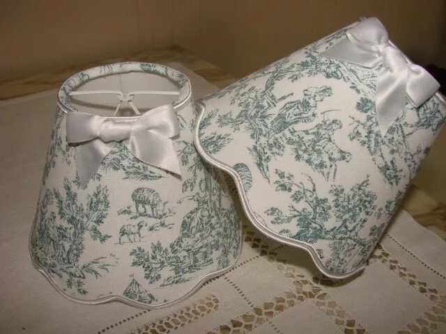 Abat-jour festonné toile de jouy ( petits motifs bleu)  sur fond blanc  13/14 cm