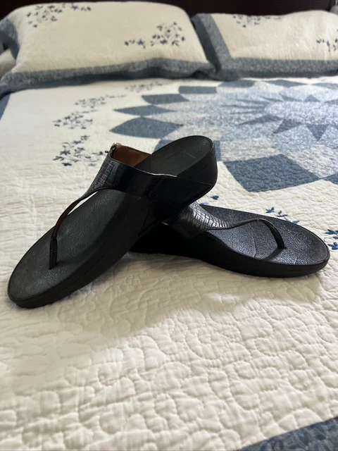 FitFlop Women’s Size 9 The Skinny Black Leather Flip Flops Thong Sandals