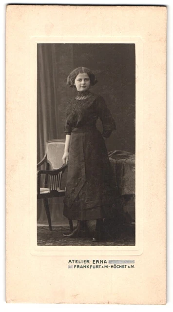 Fotografie Atelier Erna, Frankfurt a.M., junge Frau in schwarzem Kleid