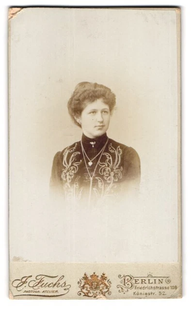 Fotografie J. Fuchs, Berlin, Friedrichstr. 108, Junge Dame mit Hochsteckfrisur