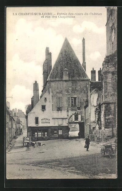CPA La Charité-sur-Loire, Entrance of the Cours du Château and rue des Chapelains