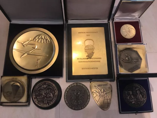 Alt Fallschirmspringer Abzeichen Medaillen Plaketten Preise Sport mit Etuis