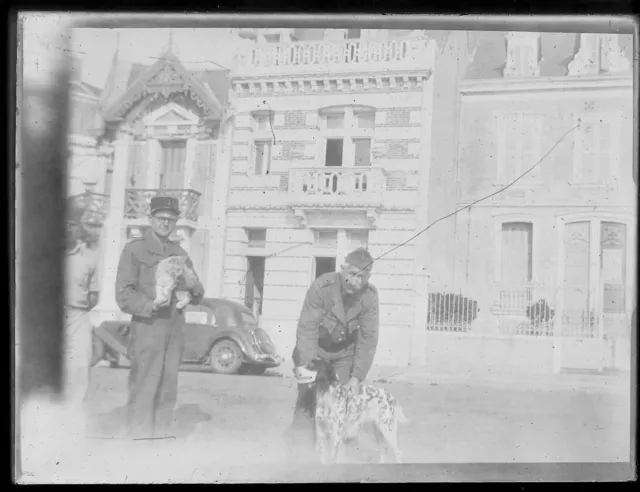 Plaque verre photo ancienne noir et blanc négatif 9x12 cm soldats voiture chien