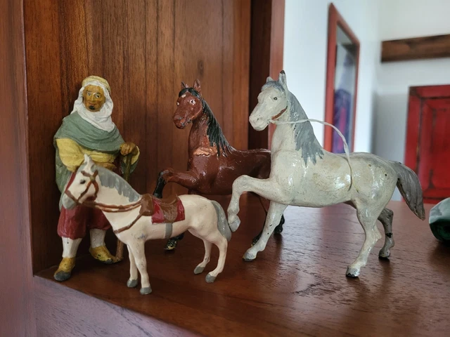 Papier peint Silhouette de guerrier indien sur un cheval avec une arme