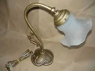 Lampada per comodino in ottone anticato stile liberty con vetro satinato bianco
