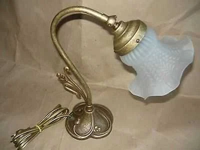 Lampada per comodino in ottone anticato stile liberty con vetro satinato bianco