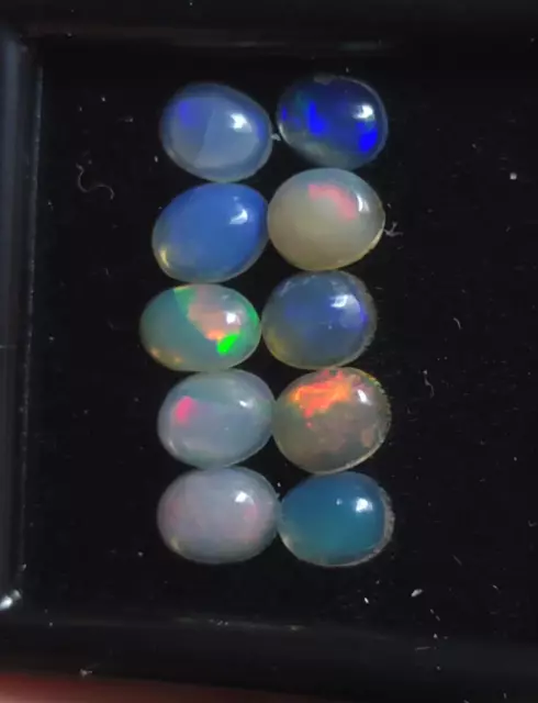 Lot (n°12) de dix cabochons ovales d’Opale Welo blanche d’Ethiopie 1,89 cts