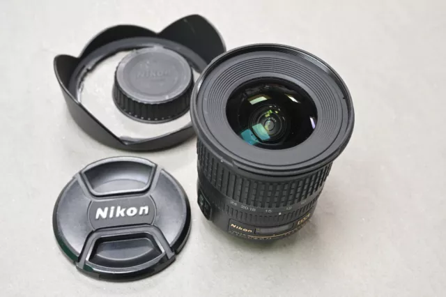 Nikon AF-S 3,5-4,5/10-24 G ED DX, Streulichtblende, beide Deckel, Zubehörpaket