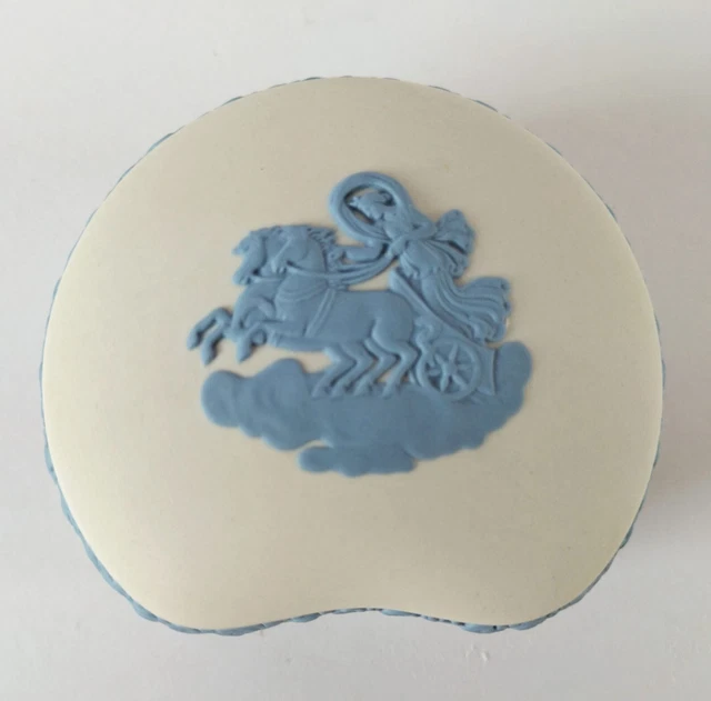 Wedgwood Jasperware blau auf weiß Schmuck Box Aurora und Wagen