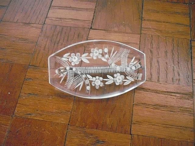 Broche Ancienne Art Déco En Lucite Gravée - Fleurettes Et Feuillage Blancs