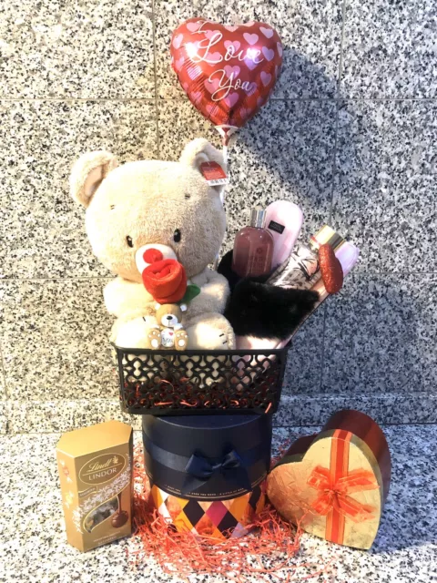 Valentines Hampers VS Hausschuhe, VS Spray, moltonbraunes Bade- & Duschgel.