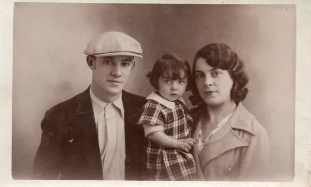 BK587 Carte Photo vintage card RPPC Couple mode fashion casquette bébé enfant