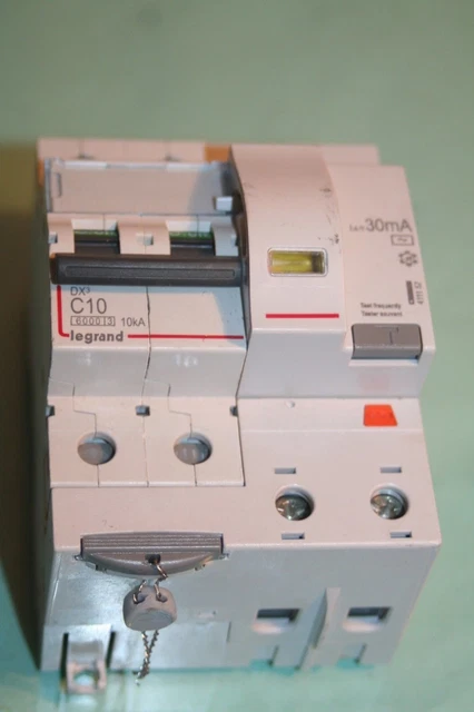 Disjoncteur Différentiel Legrand DX³ 4500 – U+N 230V 10A, Vis/vis, Réf 410734