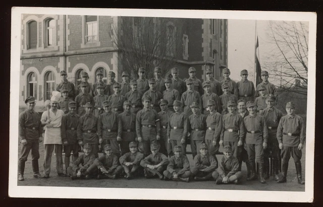 Foto AK - Soldaten mit Feldmütze evtl. in Frankreich - 2.WK