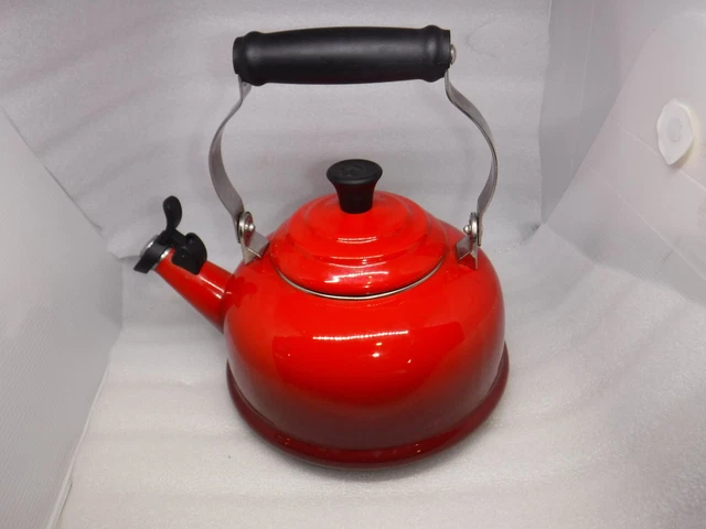 Le Creuset Classic Whistling Kettle Teapot 1.7 Quart Cerise Red Enamel L@@K