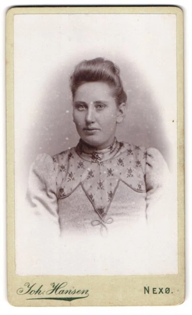 Fotografie Joh. Hansen, Nexö, Ferskesögade, Portrait junge Dame im modischen Kl