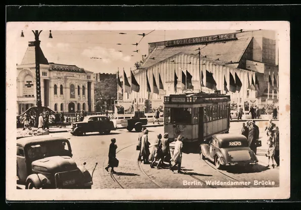 AK Berlin, Strassenbahn an der Weidendammer Brücke, Friedrichstadt Palast 1951