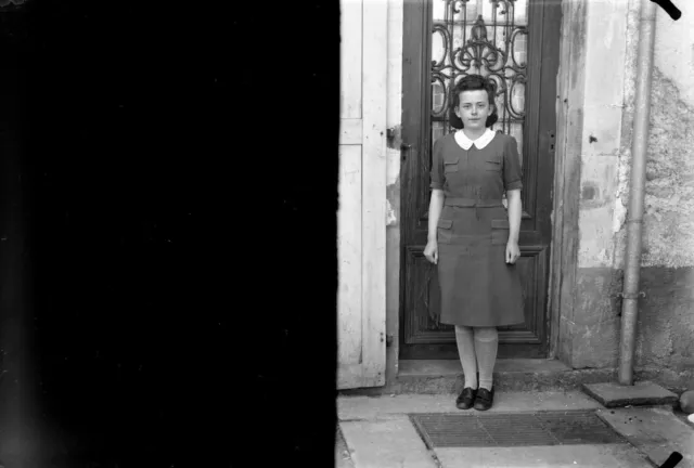 Porträt Junge Mädchen Vor Anhänger Antik Negativ Foto Gläser An. 1940