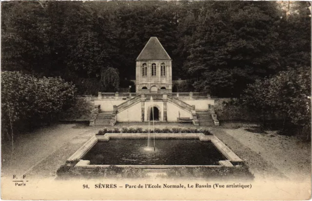 CPA Sevres Parc de l'Ecole Normale Le Bassin (1315798)
