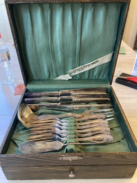 WM Rogers & Son Grapes Pattern Flatware for 6 Original Wood Case 3x Silverplate WM Rogers & Son Grapes Pattern Flatware for 6 Original Wood Case 3x Silverplate