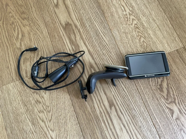 Navigon 40 Plus Kartenmaterial incl Halter und TMC KFZ Anschlusskabel