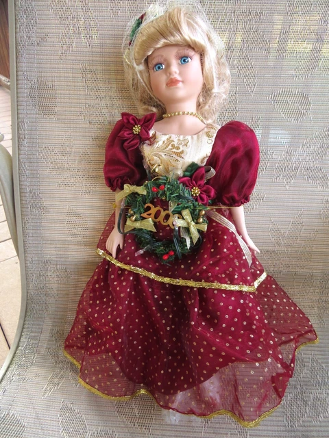 Heritage Signature Collection "Holly" Porcelain Christmas Doll 2000 ~~Lit Wreath
