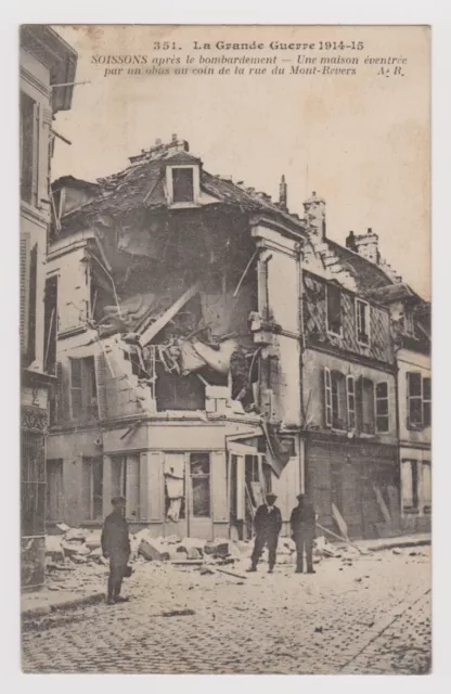 CPA " SOISSONS - Après le Bombardement - Un coin de la rue Mont-Revers