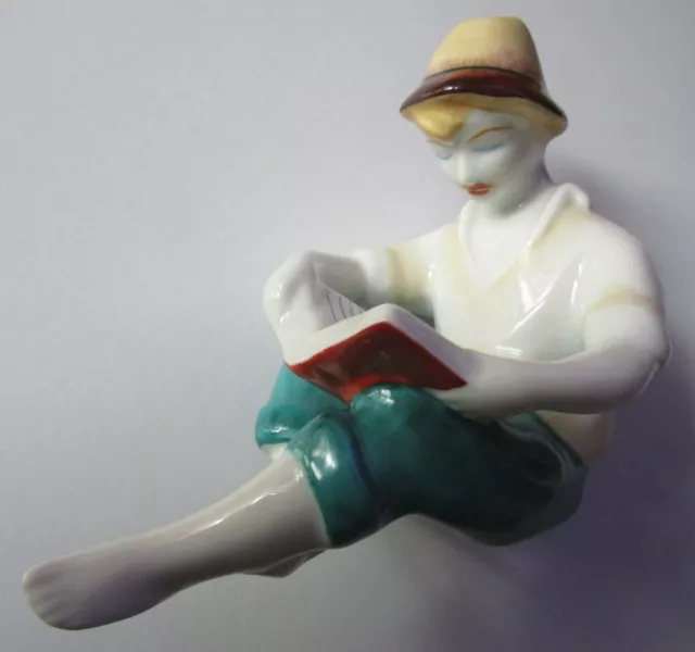 Knabe mit Buch und Hut Statuette aus glasiertem Porzellan