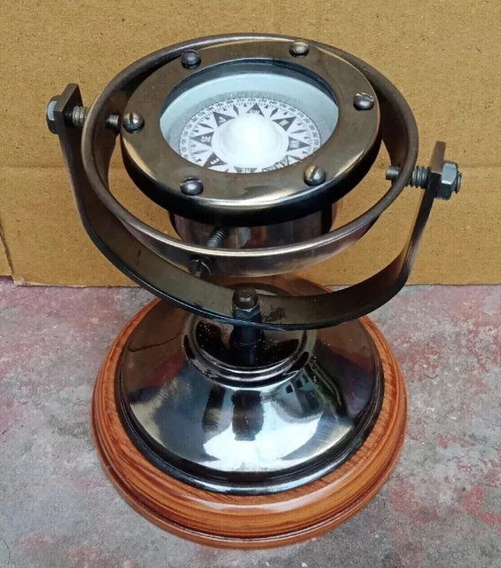 Bussola d'ottone antica immagine stock. Immagine di classico - 2411259