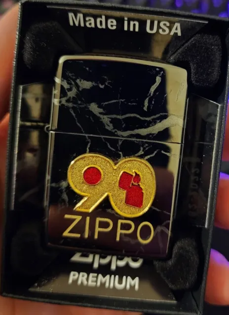 ZIPPO Feuerzeug - 90th Anniversary schwarz Emblem gold 60006189 8seitig gelasert